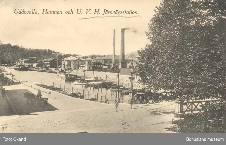 Tryckt text på kortet: "Uddevalla och U. V. H. Järnvägsstation."