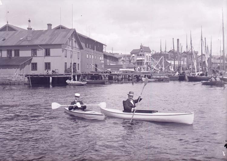 Enligt text som medföljde bilden: "Lysekil. Forss o. Valter i kanoten 29/6 1901."