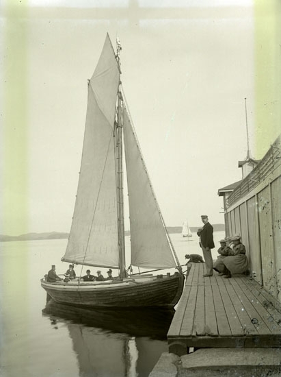 Enligt text som medföljde bilden: "Badgästbåt vid H.B."
