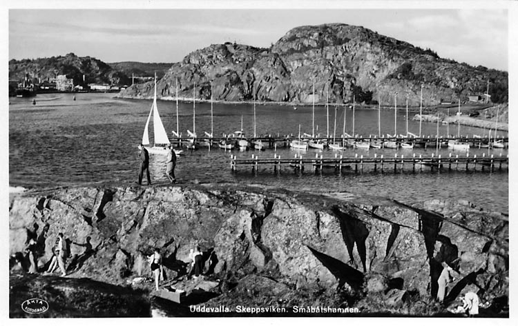 Tryckt text på vykortets framsida: "Uddevalla. Skeppsviken. Småbåtshamnen."