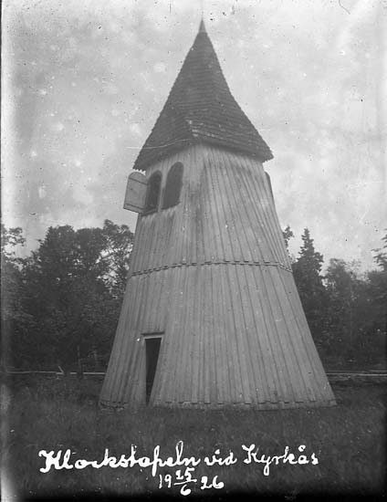 Enligt text på fotot: "Klockstapeln vid Kyrkås 25/6 1926".
