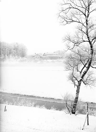 Enligt fotografens noteringar: "Herrgård i snö från Ekelund."