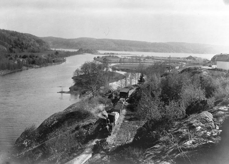 Text som medföljde bilden: "Munkedalståget på uppgående från hamnen till fabriken."
"Munkedals Järnväg från år omkring 1923 tills ny buss 1957."