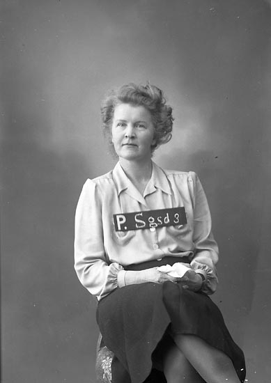 Enligt fotografens journal nr 7 1944-1950: "Olsson, Fru Greta Ödsmål".