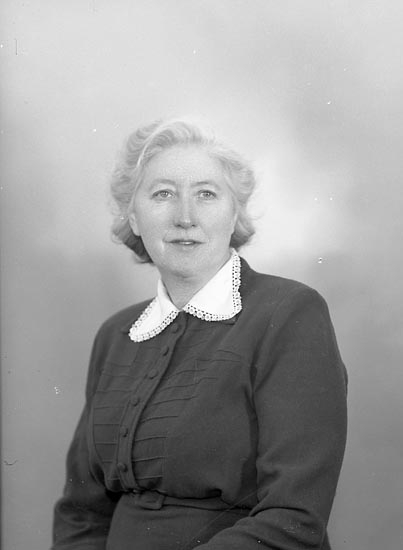 Enligt fotografens journal nr 8 1951-1957: "Johansson, Fru Alma Korsgård Ödsmål".