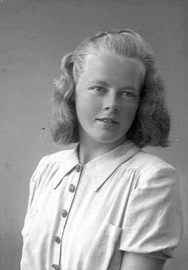 Enligt fotografens journal nr 7 1944-1950: "Johansson, Fr. Majlis Rossön Varekil".