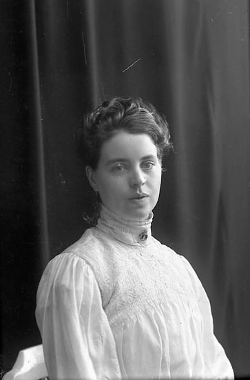 Enligt fotografens journal nr 1 1904-1908: "Johansson, Ester Banken St-s.d".