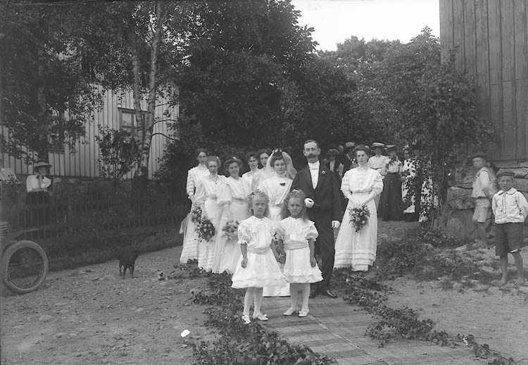Enligt fotografens journal nr 1 1904-1908: "Spolén Brudparet St s-d".
