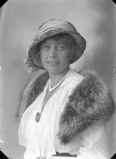 Enligt fotografens journal nr 4 1918-1922: "Hedström, Fr. Inga Varekil".