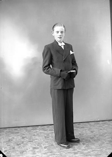 Enligt fotografens journal nr 6 1930-1943: "Frode, Rolf Stenungsund".