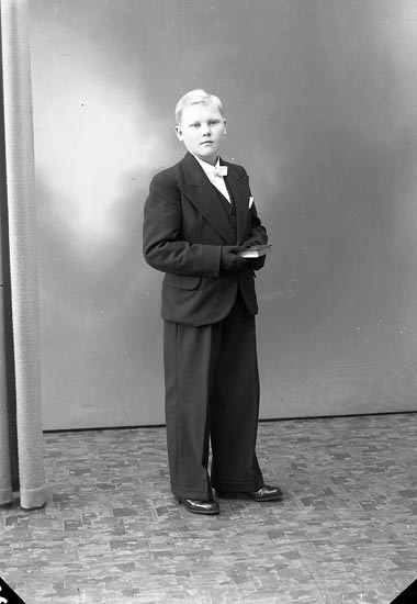Enligt fotografens journal nr 6 1930-1943: "Olofsson, Ingvar, Stenung Här".