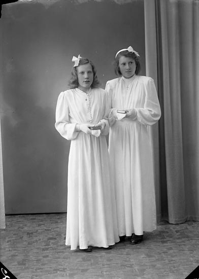 Enligt fotografens journal nr 7 1944-1950: "Karlsson, Maj Korsgård Ödsmål". 
Enligt fotografens notering: "Ingrid Oskarsson och Maj Karlsson Korsgård Ödsmål".