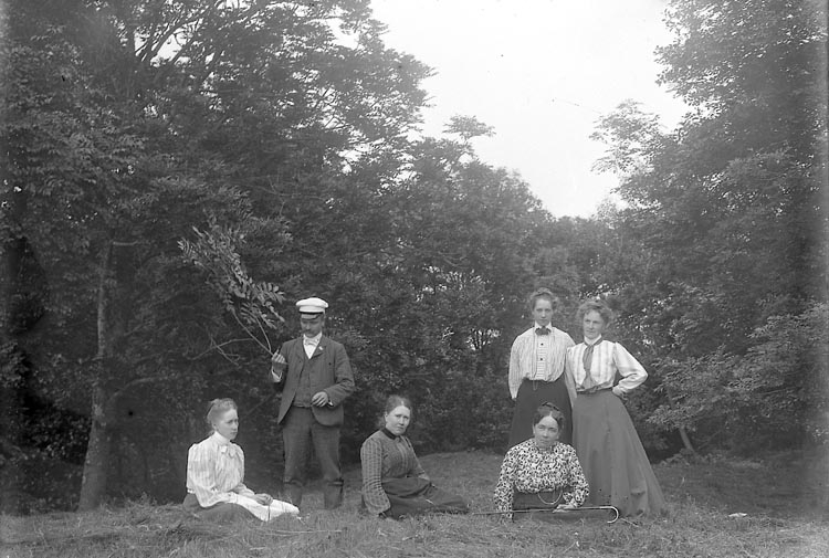 Enligt fotografens notering: "Familjen Rehnberg, Hällungen 1905". 