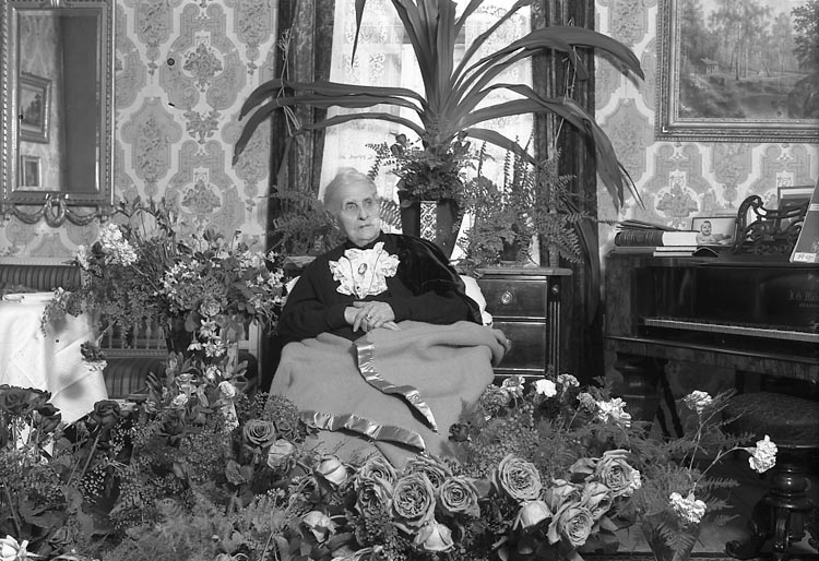 Enligt fotografens journal nr 7 1944-1950: "Zetterlöf, Fru Charlotte 100årsdag, Kungälv".