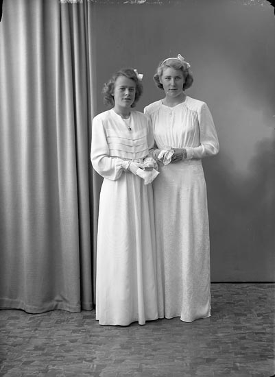 Enligt fotografens journal nr 7 1944-1950: "Martinsson, Lilly Hagalund Ödsmål o AnnBritt Gunnarsson Lasshammar".