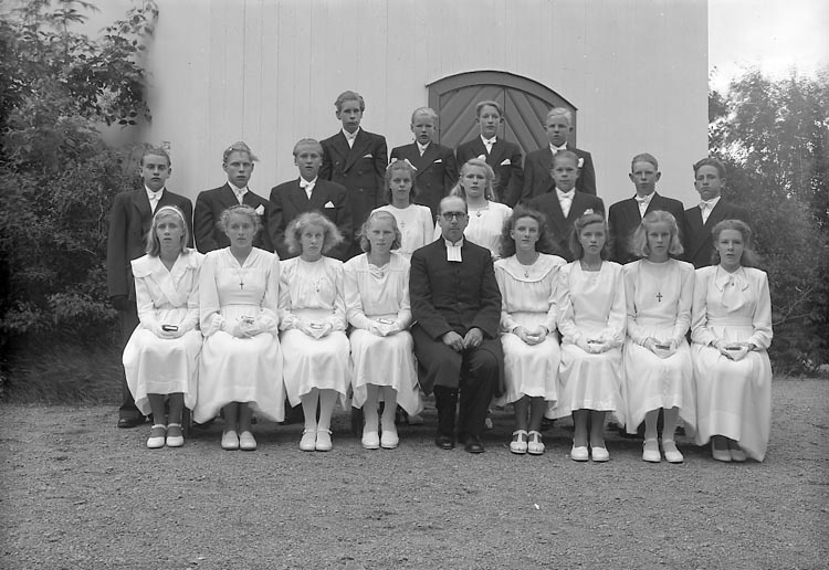 Enligt fotografens journal nr 7 1944-1950: "Nyblom, Pastor Harry Jörlanda".