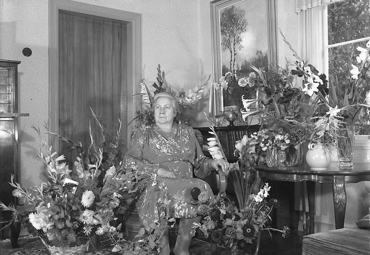 Enligt fotografens journal nr 7 1944-1950: "Olsson, Fru Anna S. Vägen Här 60 årsdag".
