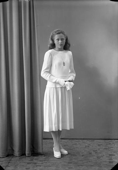 Enligt fotografens journal nr 7 1944-1950: "Jacobsson, Margareta, Dal, Ucklum".