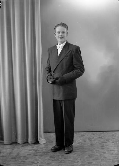 Enligt fotografens journal nr 7 1944-1950: "Olsson, Lennart Stenung".