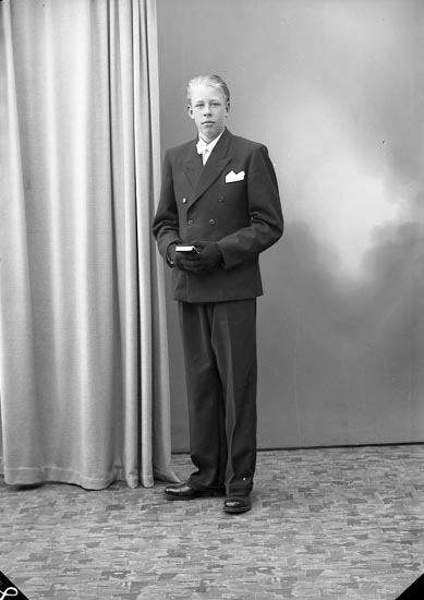 Enligt fotografens journal nr 7 1944-1950: "Hermansson, Göran Berg Ödsmål".