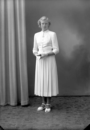 Enligt fotografens journal nr 8 1951-1957: "Hjärn, Ulla Stenungsund".