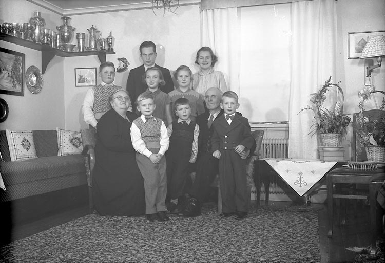 Enligt fotografens journal nr 8 1951-1957: "Olsson, Herr o Fru med son o dottersöner".
Enligt fotografens notering: "Herr Ernst o Fru Olga Olsson med barnbarn Höviksnäs".