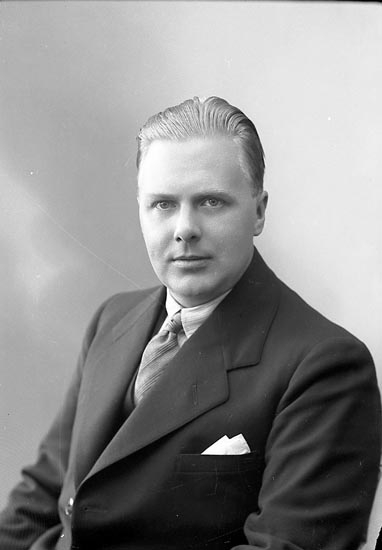 Enligt fotografens journal nr 6 1930-1943: "Lindqvist, Herr Einar Här".