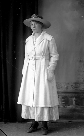 Enligt fotografens journal Lyckorna 1909-1918: "Fru Hanna Engberg Ulvesund".