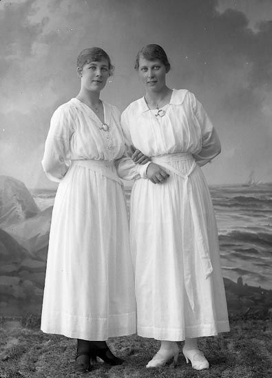 Enligt fotografens journal nr 4 1918-1922: "Hansson, Lena Kullgrens Ön".