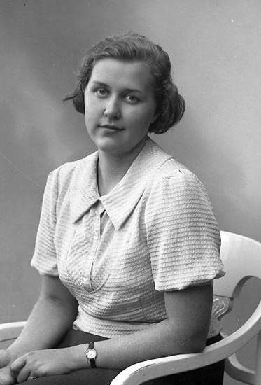 Enligt fotografens journal nr 6 1930-1943: "Johansson, Fr. Birgit Här".