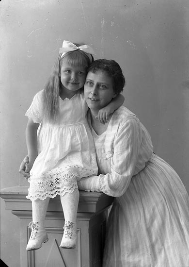 Enligt fotografens journal nr 4 1918-1922: "Bäfverfeldt, Fr. Sigrid Alingsås".