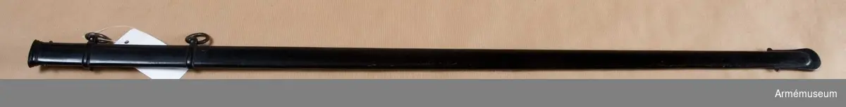 Grupp D II
Balja av stål svartlackerad med släpsko, rörka och två band med ringat.

Samhörande nr är: AM.24090-93