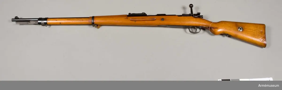 Grupp E II f
Gevär, kal 7,9 mm, system Mauser. Enligt en vid vapnet fäst lapp tillverkad 1929 i Neuhausen (Schweiz). Överenstämmer med det Tyska geväret m/1898-1906. Vapnet har stora likheter med Mausers m/1898. 