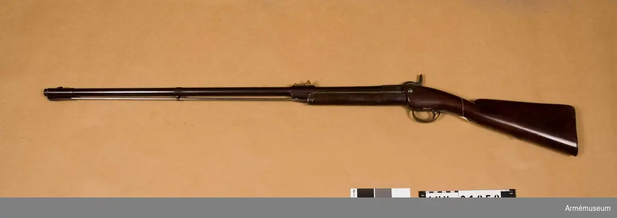 Grupp E II.

Räfflat med slaglås, låset märkt "N.S. Jessen. Intor 1857. Patent Kjöbenhavn 1862." På siktet står: "Dalhoff patent."

Samhörande nr är 31650-2 bajonett, gevärsrem.