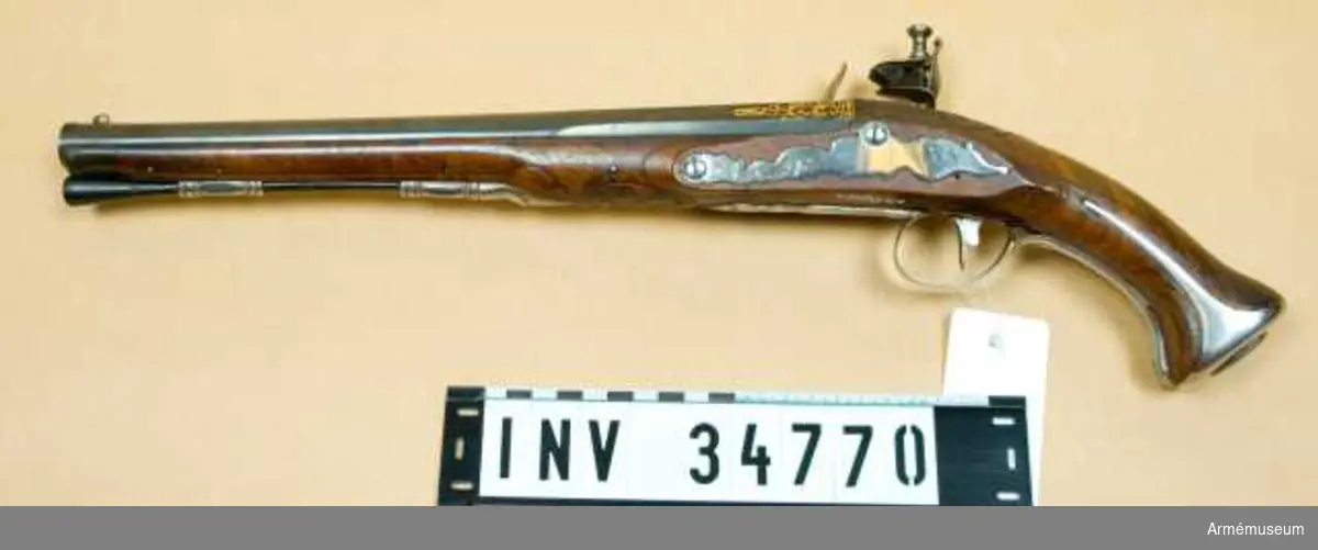 Grupp E III. 
Flintlåspistoler, 1 par, med friherre Rutger Fuchs namn på piporna. 
Signerade 1739 av Anton Gerhardt, pistolsmedmästare i Stockholm.