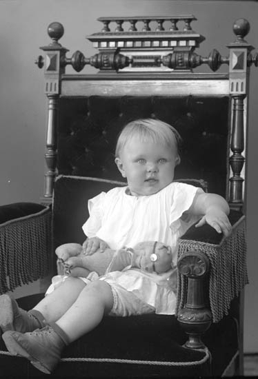 Enligt fotografens journal nr 6 1930-1943: "Johansson, Fru Edit Rönnäng".