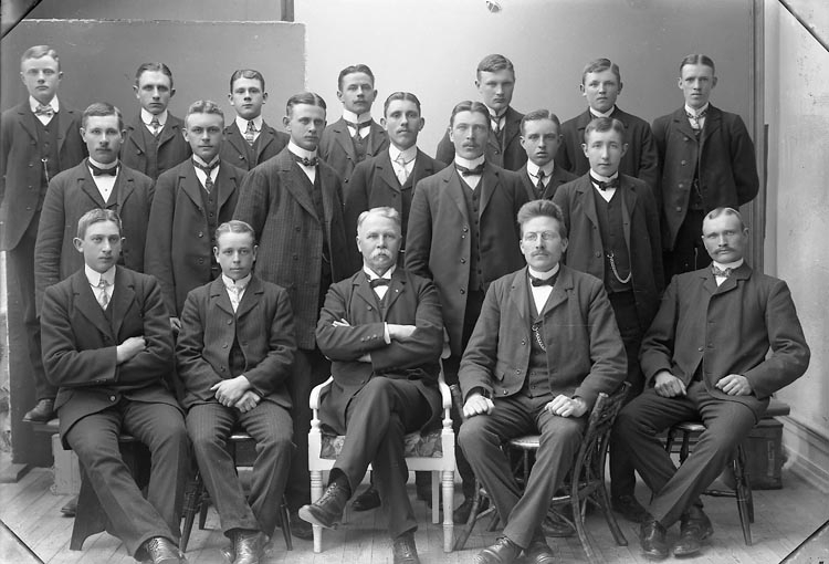 Enligt fotografens journal nr 2 1909-1915: "Hallenberg, Direktör".
Enligt fotografens notering: "Dir. Hallenberg Lantmannaskolan Ljungskile".