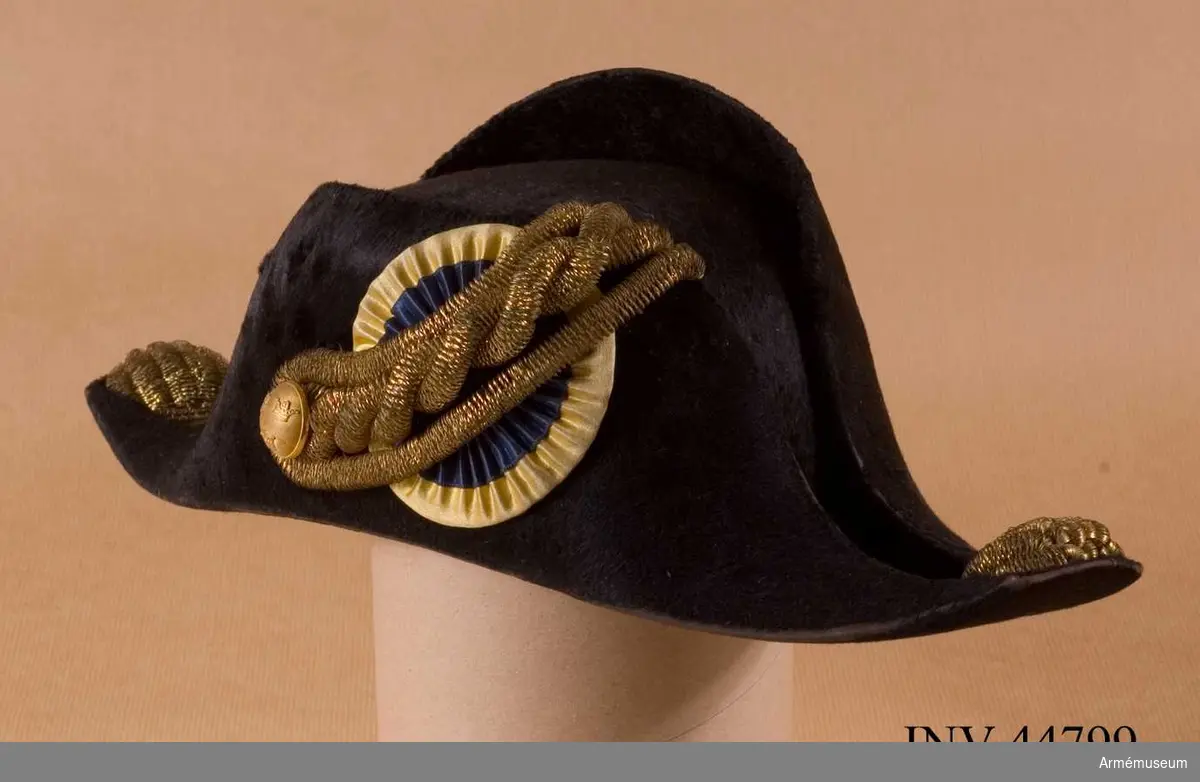 Grupp C I.
Trekantig hatt till uniform för krigsdomare.