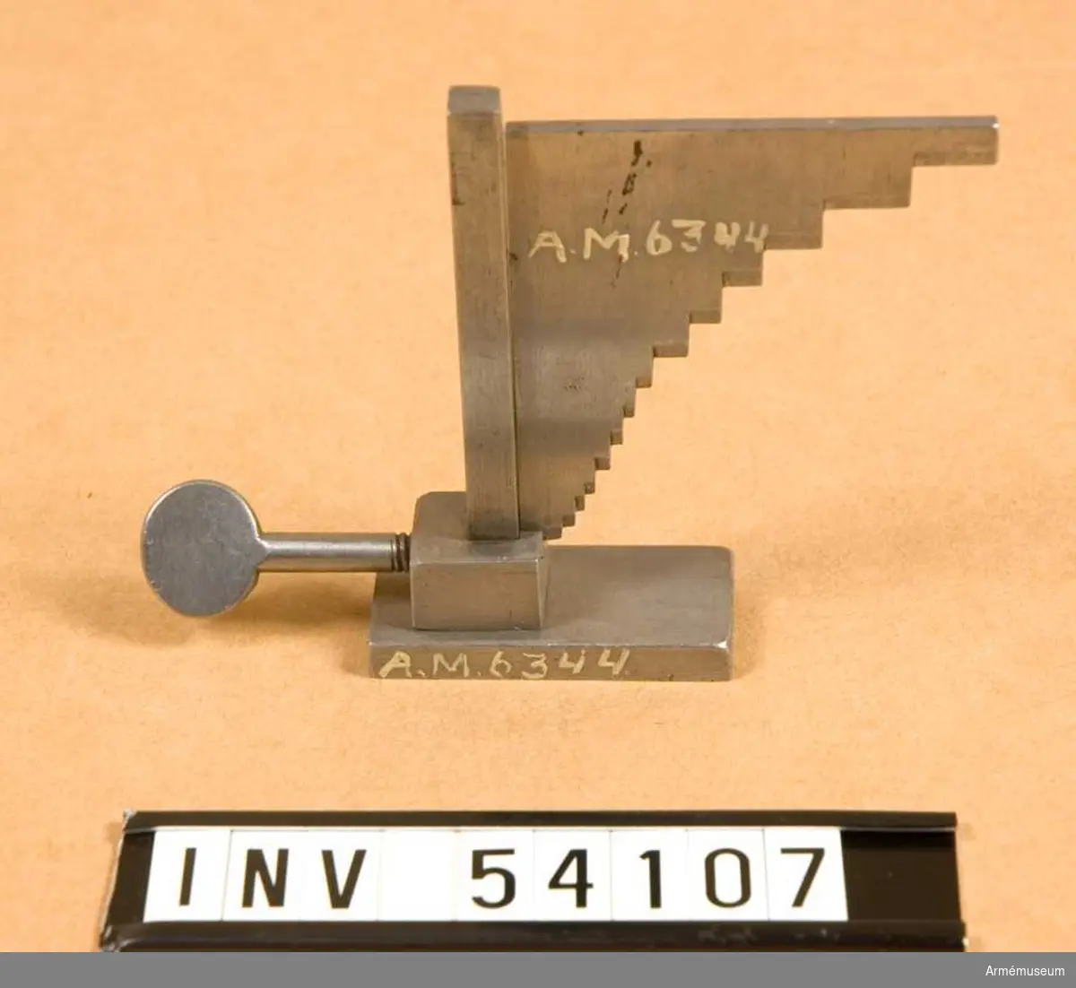 Grupp E VIII. 
Ingår i en sats verktyg för ställning av 10,15 mm kammarskjutningsgevär m/1884. 