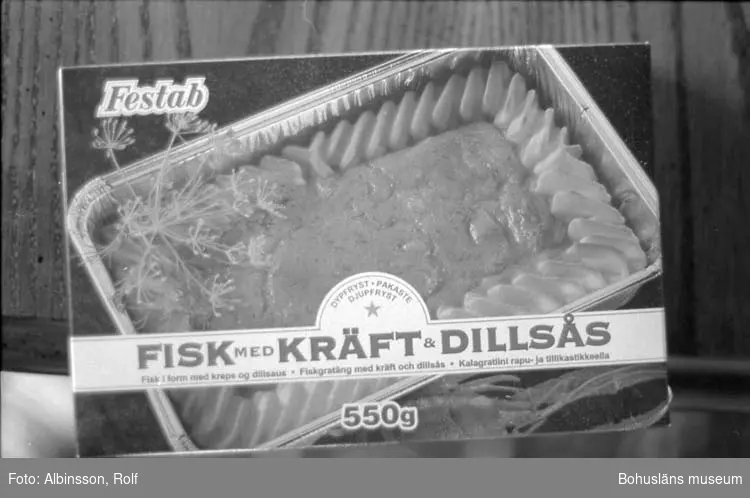 Enligt fotografens noteringar: "Festab kartong, en av gratängerna."
Text på kartongen: "FISK MED KRÄFT & DILLSÅS."

Fototid: 1996-04-23