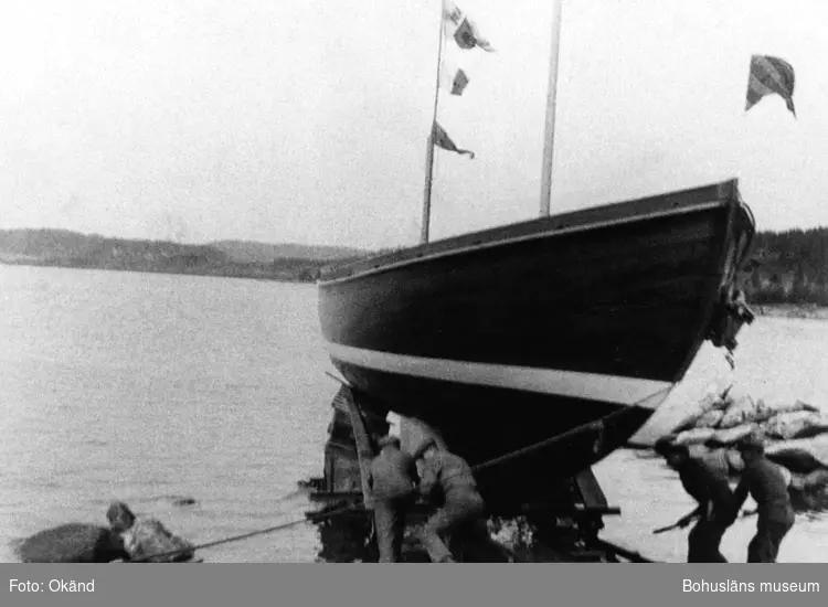 "Viola" 13 tonsbåt. Jobbade på Broströms."
"7 644."