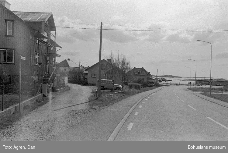 Motivbeskrivning: "Bebyggelse på Hälsö, gammal och ny väg mot S."
Datum: 19800502