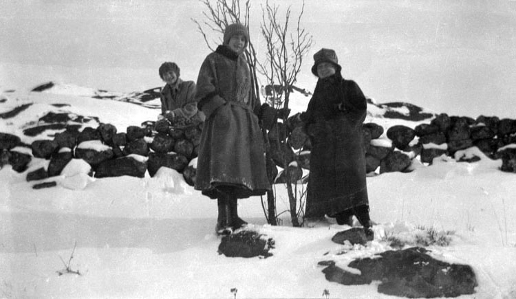 Enligt senare noteringar: "Flickor och natur i vinterskrud, på bilden märks Tekla Börjesson".