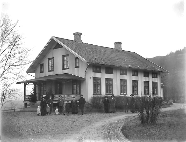 Enligt noteringar: "Troligen posthuset vid Kvistrumsberget i Munkedal. Det var traktens första poststation som fungerade fram till omkring 1903, då posten flyttade till det nybyggda stationssamhället. Huset revs på 1960-talet." (BJ)