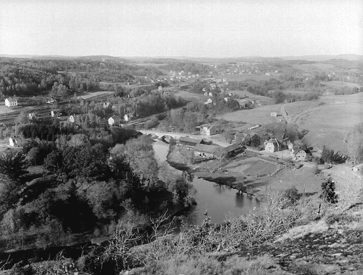 Enligt noteringar: "Vy över Kvistrum från Kvistrumsberget omkring 1936." (BJ)