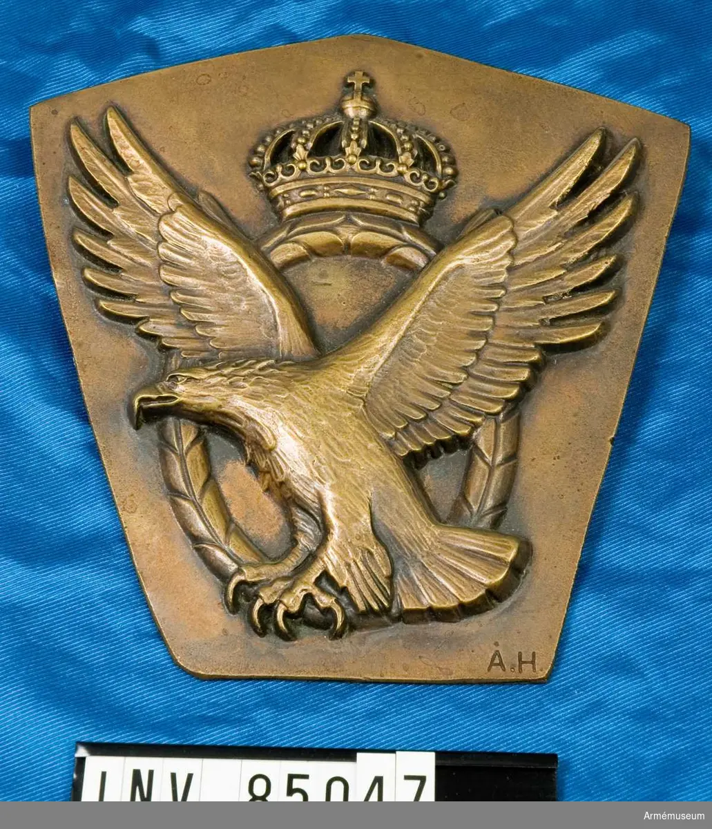 nr. 11824 Märke                                                                                                                                                                                                Luftstridsmärke /Fågel sittande på lagerkrans krönt av kungl. krona/


