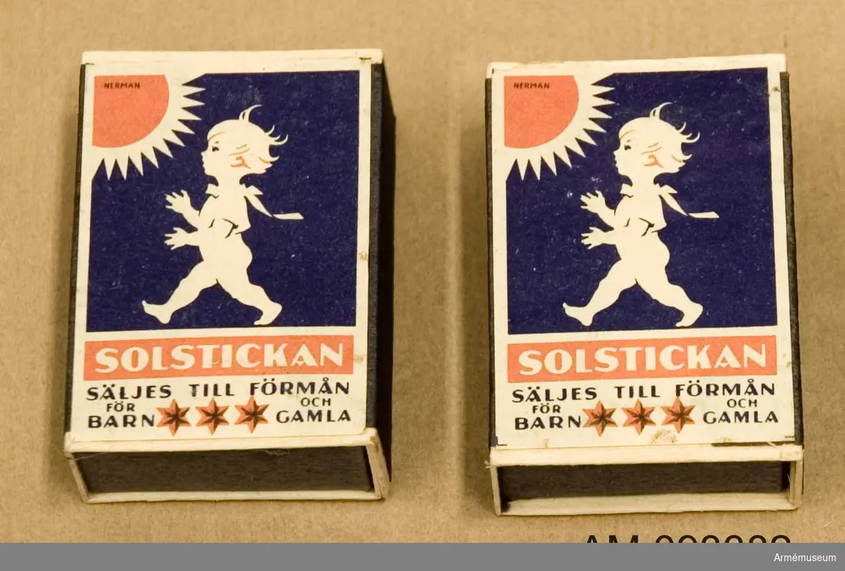 2 stycken tändsticksaskar med tändstickor. På ena sidan motivet Solstickan och på andra sidan ett motiv som illustrerar hur en servitör bär på en bricka med en industribyggnad. 