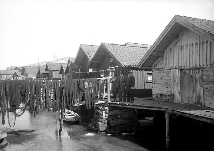 April 1924. Gamla sjöbodar i Gravarne, byggda på stenkista. Nät på tork.