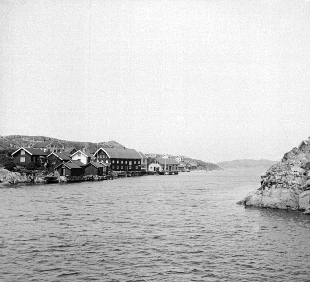 (Stereo karta XIV) Kyrkesund västerifrån, från båt. 17 Juni 1926.