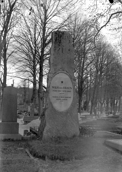 "Uddevalla. Norra Kyrkogården. Wilhelm von Brauns grav" enligt uppgift av fotografen.